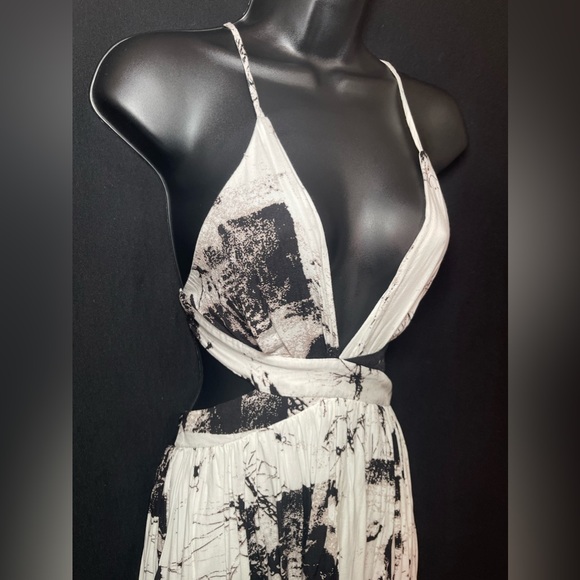 Black and white fashion nova maxi dress - Picture 9 of 10